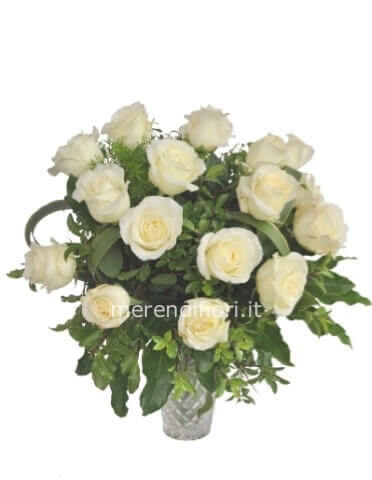 Bouquet di rose bianche confezionato.