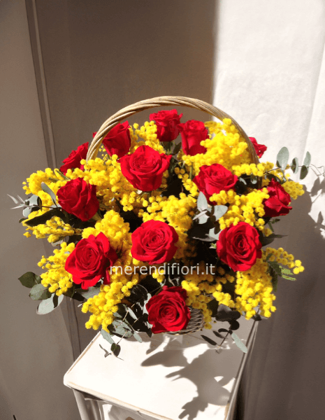 Cestino rose rosse e mimosa